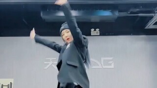 Senior sister is here! nene Zheng Naixin challenges the theme song of Chuang 4 "Let's Go Together"