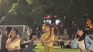 رقصت طالبات الجامعة رقصة "فتى الجينز الجديد" في الملعب. هكذا يبدو الشباب!