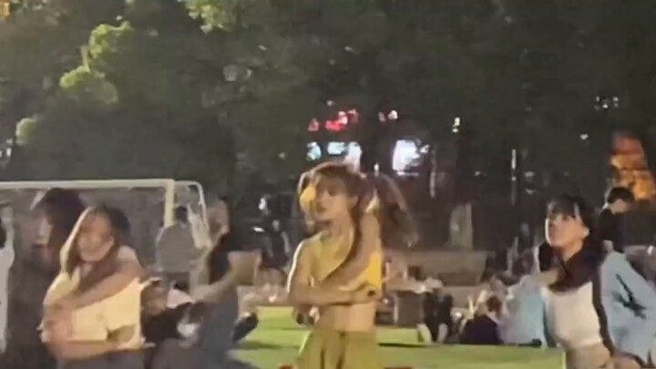 Nữ sinh đại học nhảy theo phong cách quần jeans mới trên sân chơi. Tuổi trẻ trông như thế này đây!