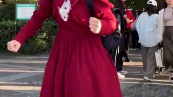 parang robot siya or parang barbie