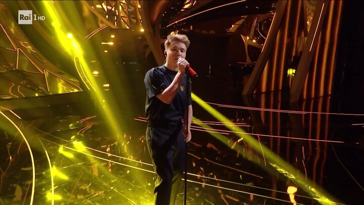 Sanremo 2024 prima serata Alfa canta ＂Vai!＂