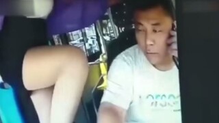 Wanita itu menginjak setir, lalu menendang dan meninju sopir bus. Akhir ceritanya sangat memuaskan!
