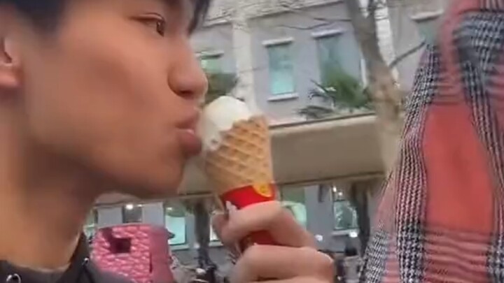 กินไอศกรีมยังกินเข้าไปถึงจมูก ช่างไม่ให้เหลือเลยจริงๆ!