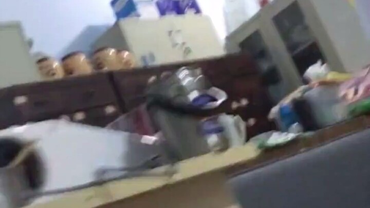 สาวกลางดึกไปร้านขายยาซื้อชุดตรวจแอนติเจน แต่ถูกบอกว่าชุดตรวจหนึ่งชิ้นราคา 40 หยวน เธอจึงโทรแจ้งสายด่