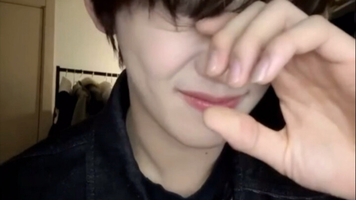 Khi một “1” trong đội bị một “1” khác đắm đuối nhìn và nũng nịu…