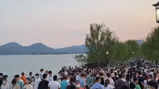 بحيرة الغرب في عيد منتصف الخريف، الجسر المكسور يكاد ينكسر تحت الثقل!