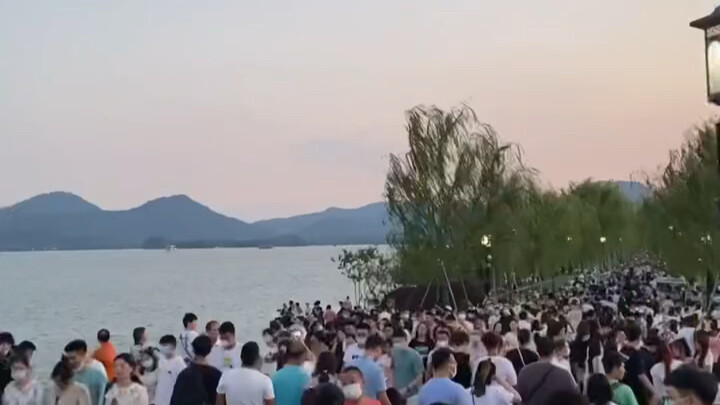 بحيرة الغرب في عيد منتصف الخريف، الجسر المكسور يكاد ينكسر تحت الثقل!