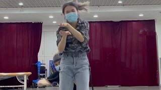 Hành vi khó hiểu của Amy? Tại sao chúng ta lại nhảy theo điệu Basahuo? Hoặc là người có cả Jung Hose