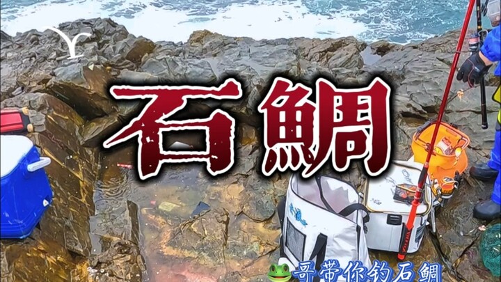 Mưa to thế này mà không câu được cá thì về nhà chắc bị vợ mắng chết mất.