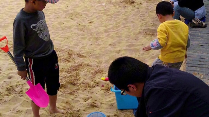 Tại sao trẻ em trong những gia đình bình thường lại càng thích dùng điện thoại?