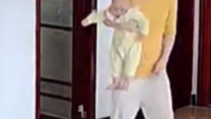 Sang ibu menyadari anaknya hilang, tetapi ia tidak menyadari bahwa ia sedang menggendong anaknya. Ap