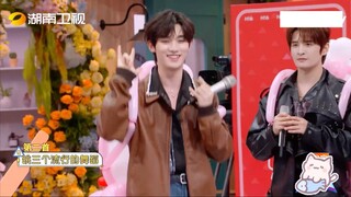 دينغ تشنغ شين يرقص بحماس ثلاث رقصات متتالية: "كيس كيس شاي شاي"، و"آي لايك يو لايك"، و"داو ما داو ما"