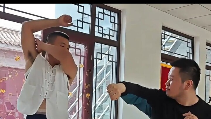Hậu duệ của môn Thông Bối Quyền – Quạ Vũ Duyên, sở hữu lực tay lên đến 519 kg chỉ với một cánh tay, 