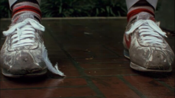 So classic and so evocative! Let’s take a look at the long-take sequences at the beginning and end o