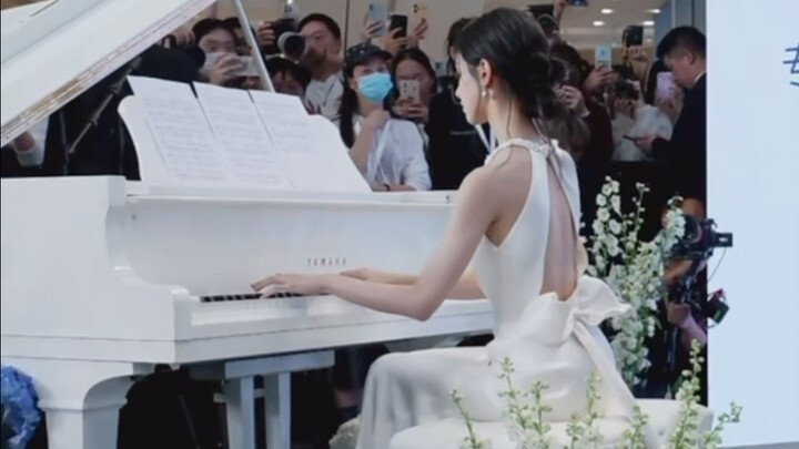 تشين دو لين تعزف على البيانو أغنية "الربيع لا يسأل" النشيد الرئيسي للوين شياو من مسلسل "الأحلام العظ