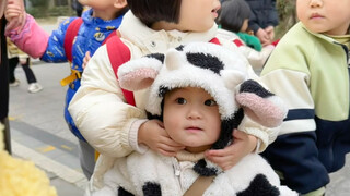 每天准时在幼儿园门口蹲点接姐姐放学～