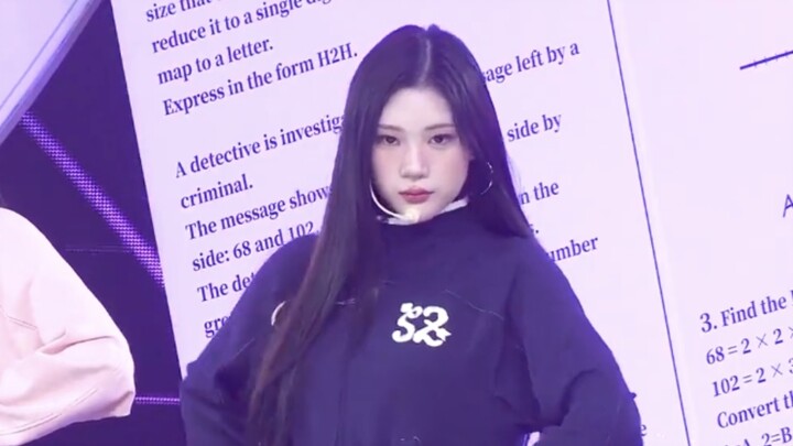 جوون، الراقصة الرئيسية لـ Heart-to-Heart، تخفف من قوتها عند الرقص مع المجموعة، لكنها تطلق العنان لجم