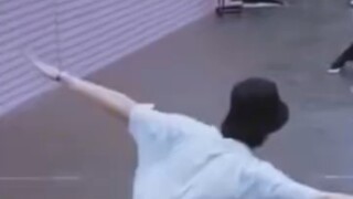 【دينغ تشنغ شين】ظهر على حساب زميله في المجموعة على ويبو، وبسبب رقصه الرائع تم اعتباره معلمًا، ولا يمك