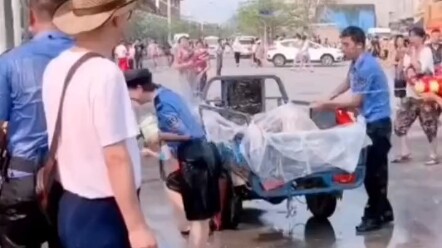 太欢乐！泼水节民警执勤被湿身 泼一身水现场欢声笑语不断 网友：这么快乐的节日应该全国推广