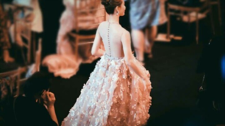 Her aura outshines her looks—she’s the ultimate etiquette textbook in Chinese entertainment.