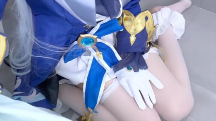Water God crouching~ Everyone who’s seen it says it’s great! Genshin Impact Fischl cosplay