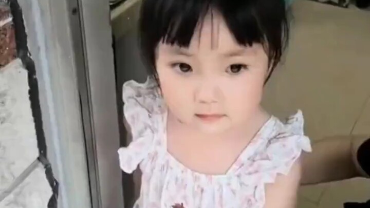 Mom sends daughter to kindergarten but ends up at the wrong school; when they meet again, daughter’s