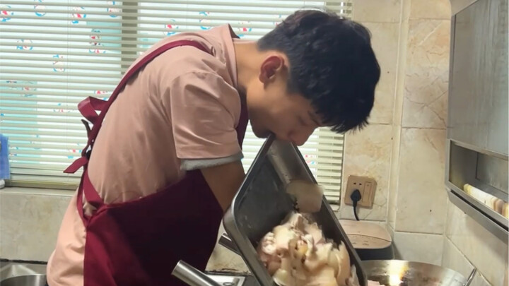 أب وحيد من مواليد التسعينيات يفتح بسطة للبيع: في المرة الماضية، حصد طبق لحم الخنزير المطبوخ مرتين إع