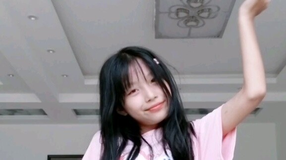 Junior high school students danced to Somi's "DUMB DUMB"