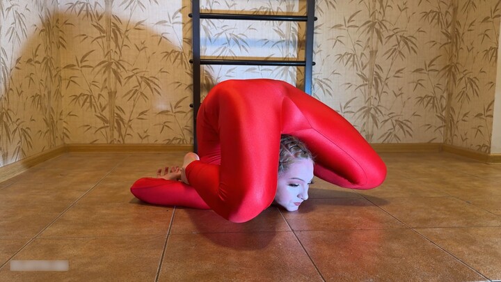 69 [Repost] Soft Skills & Flexible Training: Elvira's Triple Split Plie