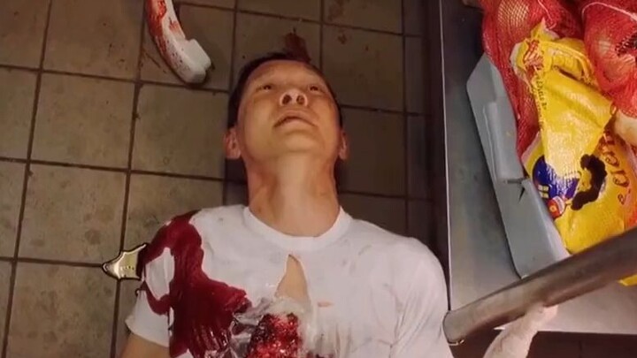 Lời kêu cứu của một người đàn ông bị tổng đài cúp máy, và anh ta nằm trong vũng máu, chờ chết trong 