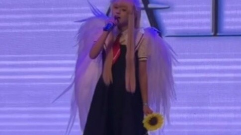 เดจินิโอ คันริน ร้องเพลงนกในงานประชุมการ์ตูน