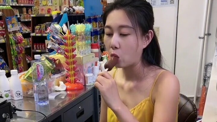 Bos wanita itu makan berapa banyak? Sepertinya dia tahu cara makan.