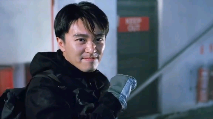 Stephen Chow catches a bullet with his bare hands [Fight Back to School 2]