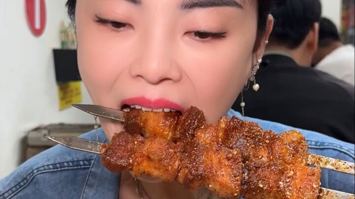 At a barbecue spot in Bengbu, the owner insisted on paying me at the end—what on earth happened...?