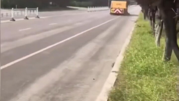 Chinese highway sweepers have sparked heated debate on Twitter.