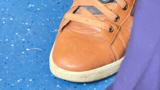 مؤخرًا، أثناء ركوب إحدى الفتيات الصينيات الحافلة في أستراليا، اكتشفت أن حذاء رجلٍ ما يُشتبه في أنه م