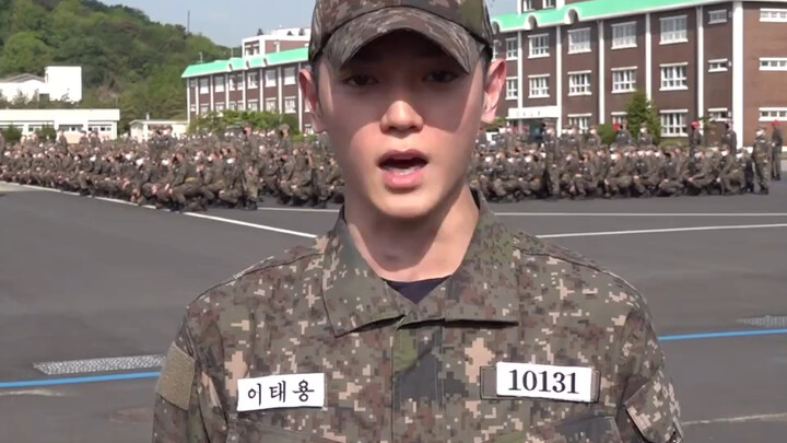 【Lee Tae-yong】“Kepala Regu 1, Tim 1, Prajurit Latihan Lee Tae-yong! Teman-teman tercinta, apa kabar~