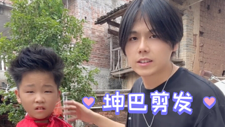 Membantu adik laki-laki memotong rambut, padahal saya pemalu dan punya gangguan sosial