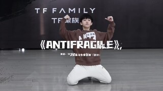 ห้องฝึกซ้อมของสมาชิกรุ่นที่ 4 วง TF ปลดล็อกและเต้นคัฟเวอร์เพลง "antifragile" และ "Cheshire" เอง