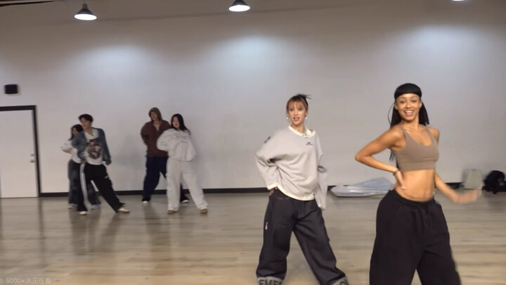 كواليس رقص فرقة الفتيات مارتن وآن غيون-هو وكاتساي في الكواليس