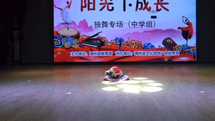 Nữ sinh trung học nhảy solo chân trần