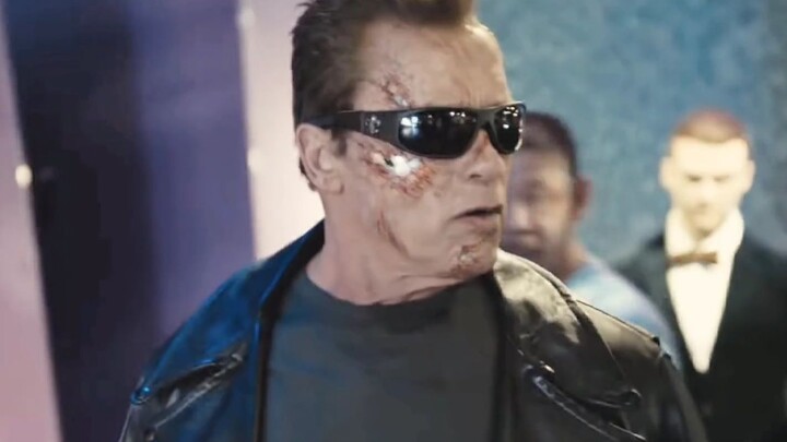 The Terminator T800 arrives at the wax museum—visitors think it's a wax figure! Now this is going to