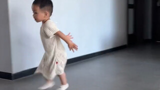 Thành thật mà nói...em trai của con trai tôi hơi trừu tượng từ khi còn nhỏ.