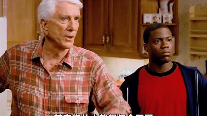 Remaja ini beraksi begitu ganas hingga kedua orang tuanya harus dibawa pergi.