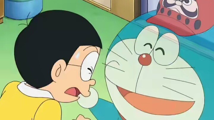 The blue chubby suddenly appeared beside Nobita
