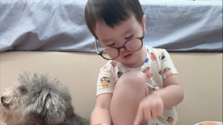 Đứa trẻ loài người toàn xương sườn hơi có gì đó hay đấy