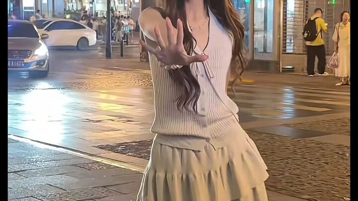 หญ้า:ชีวิตสดใสเหมือนดอกไม้一棵小草:人生如花般绚烂