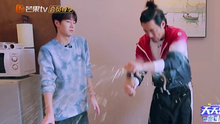 Adegan Wang Yibo buka botol cola yang berakhir kacau ini bikin ngakak banget!