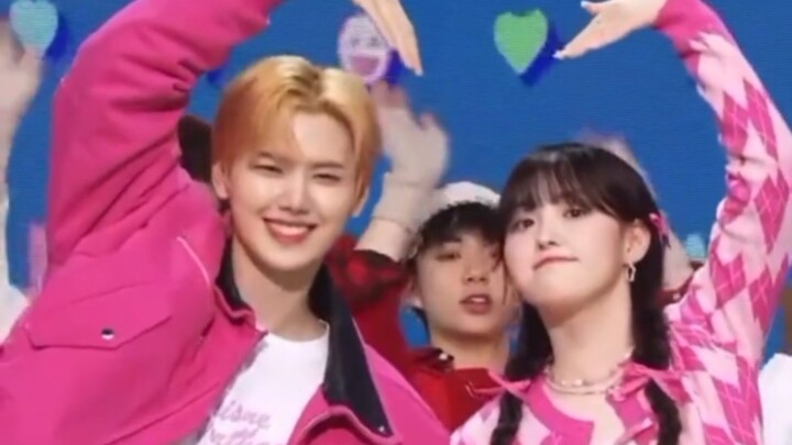 A pair of hosts who constantly tease each other ❤️ Their adorable height difference is just too cute