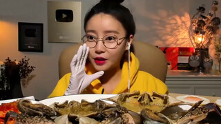 Dorothy Makan Kepiting Kecap, Makan Pakai Dua Tangan, Puas!